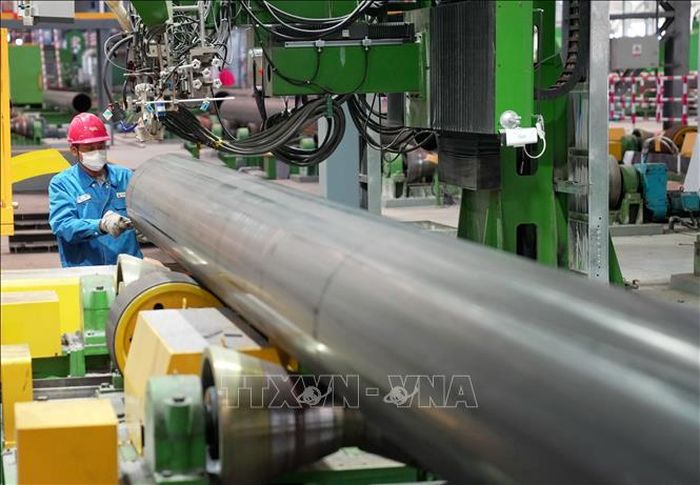 Công nhân làm việc tại nhà máy sản xuất thép ở tỉnh Hà Bắc, Trung Quốc. Ảnh: THX/TTXVN