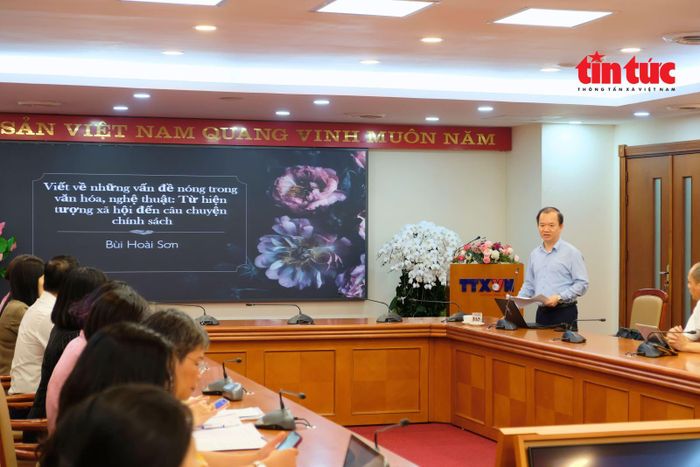 PGS.TS Bùi Hoài Sơn trao đổi về kỹ năng viết bình luận về các vấn đề nóng trong lĩnh vực văn hóa, nghệ thuật.