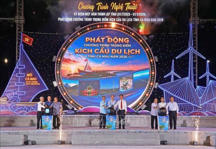 Lãnh đạo tỉnh Cà Mau thực hiện nghi thức phát động chương trình trọng điểm kích cầu Du lịch năm 2026 của địa phương.