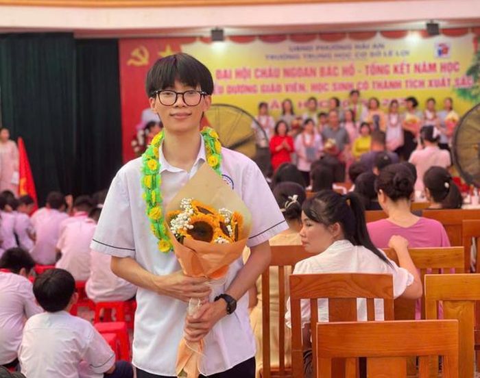 Với tổng 46,5 điểm, Trần Văn Bảo đã xuất sắc trở thành một trong hai thủ khoa chuyên Lịch sử của Trường THPT Chuyên Trần Phú.