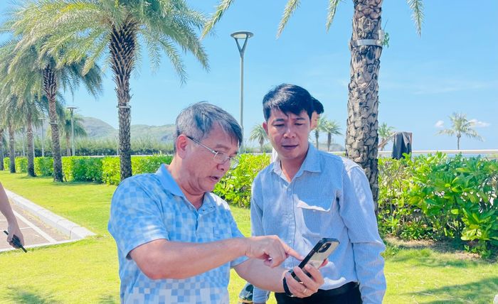 Bí thư Đảng ủy phường Quy Nhơn Nguyễn Hữu Khúc (bên trái ảnh) trực tiếp kiểm tra, chỉ đạo các công việc phục vụ việc đưa bến tàu Mũi Tấn vào khai thác sáng 13/6.