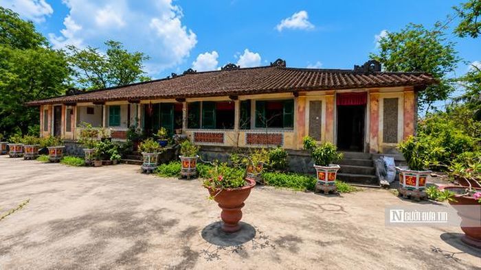 Công trình được khởi công từ năm 1898, dưới triều vua Thành Thái. Sau 3 năm mới hoàn thành phần thô. Hai năm tiếp sau đó hoàn thiện phần nội thất và thêm một năm nữa dành cho chạm khắc trang trí, tới năm 1904 mới chính thức hoàn thành.