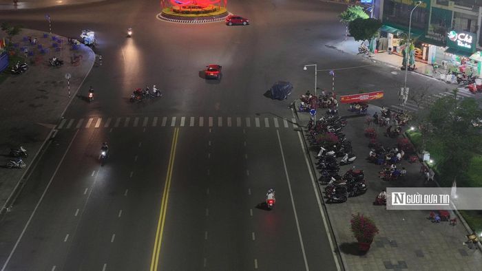 Tuyến đường Nguyễn Tất Thành sau 23h đêm thường xuyên có lực lượng CSGT mật phục đi tuần tra, kiểm soát