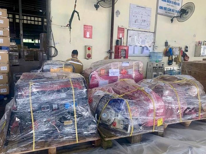 Trước đó, các lô hàng hỗ trợ được đóng gói, kiểm tra cẩn thận trước khi tiến hành các bước tiếp theo của quy trình vận chuyển.