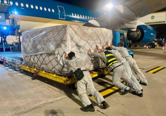 Vietnam Airlines đã huy động tối đa nguồn lực để triển khai chuyến bay đặc biệt, bảo đảm đưa hàng hóa hỗ trợ đến Venezuela trong thời gian sớm nhất.