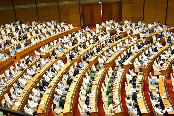 Các đại biểu tham dự Hội nghị trực tiếp tại Hội trường Diên Hồng (Ảnh: Media Quốc hội).