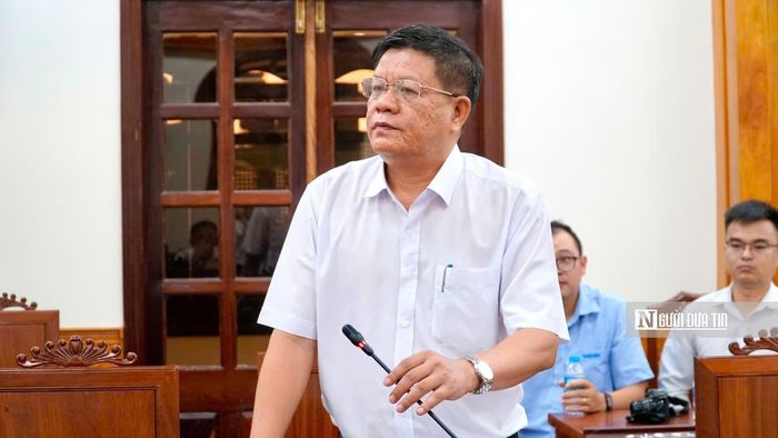 Ông Võ Văn Trịnh, Chủ tịch UBND xã Cát Tiến báo cáo tình hình liên quan 