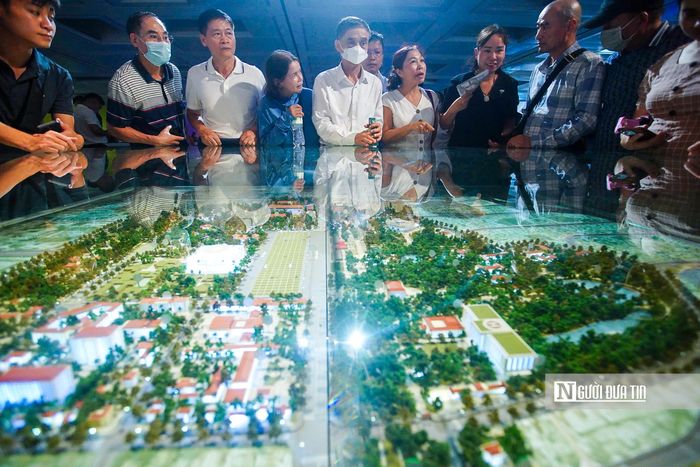 Quy hoạch tổng thể Thủ đô Hà Nội tầm nhìn 100 năm là một kế hoạch chiến lược nhằm định hình sự phát triển bền vững và hiện đại cho Hà Nội trong tương lai. Quy hoạch này không chỉ tập trung vào việc phát triển hạ tầng mà còn chú trọng đến việc nâng cao chất lượng sống của người dân và bảo vệ môi trường.