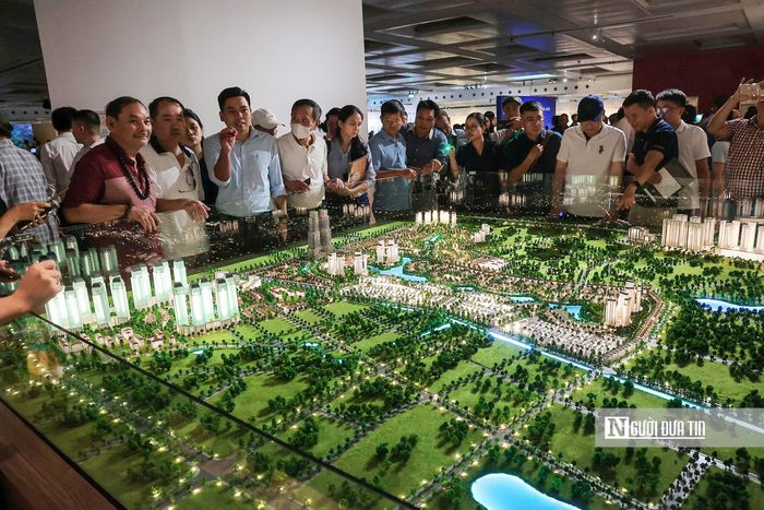 Với tầm nhìn dài hạn, Hà Nội cũng đặt mục tiêu phát triển theo hướng xanh và bền vững hơn. Không gian công cộng, hành lang xanh, mặt nước và hệ sinh thái ven sông sẽ trở thành một phần cấu trúc đô thị tương lai. Đây không chỉ là giải pháp môi trường mà còn là yếu tố nâng cao chất lượng sống và sức cạnh tranh của thủ đô.