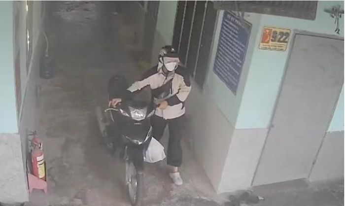 Camera ghi lại thời điểm anh K. rời khỏi phòng trọ. Ảnh: Cắt từ camera an ninh.