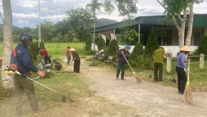 Bà con nhân dân xã Sơn Tiến hàng tuần lao động vệ sinh để môi trường xanh -sạch- đẹp.