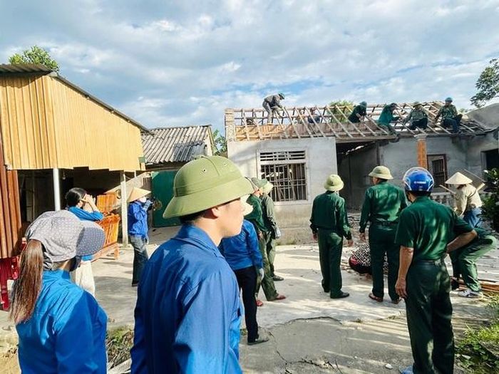 MTTQ xã cùng các tổ chức đoàn thể đã tổ chức hỗ trợ sửa chữa nhà ở cho gia đình ông Lê Công Luận – hộ đặc biệt khó khăn, thuộc diện tàn tật tại thôn Tiến Thịnh.