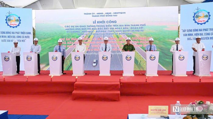 Lãnh đạo thành phố Đồng Nai và các đại biểu thực hiện nghi thức khởi công dự án thành phần 1-2 xây dựng đường gom, đường bên trên địa phận thành phố Đồng Nai thuộc Dự án đầu tư xây dựng đường Vành đai 4 -Tp.HCM.