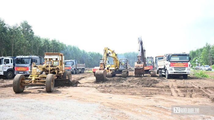Máy móc thi công dự án thành phần 1-2 xây dựng đường gom, đường bên trên địa phận Tp.Đồng Nai thuộc Dự án đầu tư xây dựng đường Vành đai 4 - Tp.HCM.