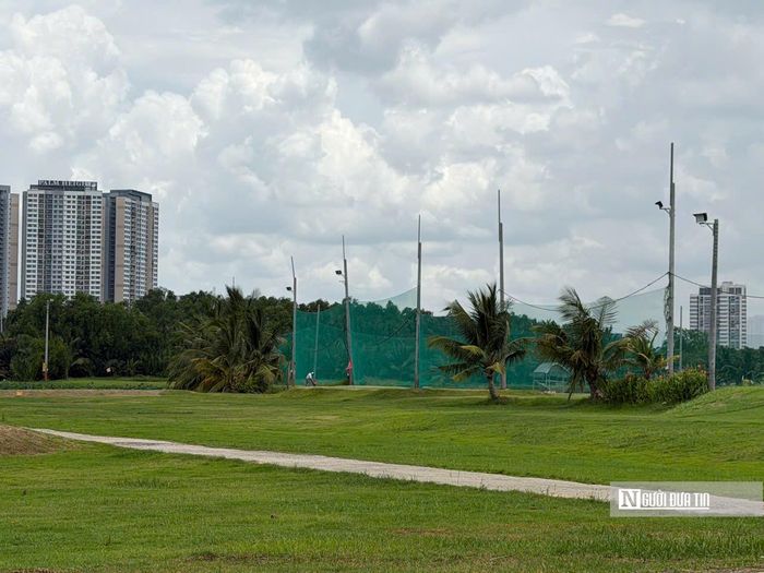 Trong khu vực dự án hiện có sân tập golf Rạch Chiếc ở phía Tây Bắc, vẫn đang được quản lý và sử dụng. Ngoài ra, khu vực còn tồn tại một số công trình di tích, tín ngưỡng. Khu vực có dân cư sinh sống phần lớn là nhà cấp 4 hoặc nhà tạm.