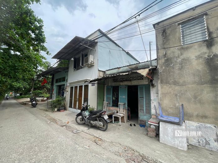 Nhiều khu nhà trọ phục vụ công nhân, người lao động làm việc cho các xí nghiệp, công trường xung quanh. Bà Hải (người dân) cho biết, gia đình bà và nhiều hộ dân đã làm việc với phường Bình Trưng và đang chờ các phương án bồi thường, sau khi thống nhất được sẽ di dời bàn giao nhà lại cho cơ quan chức năng.