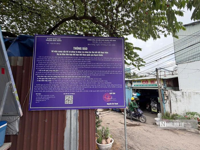 Trong thông báo về việc cung cấp hồ sơ pháp lý phục vụ thu hồi đất thực hiện Dự án Khu liên hợp thể dục thể thao quốc gia Rạch Chiếc, ông Nguyễn Chí Thanh, Chủ tịch UBND phường Bình Trưng, đề nghị người dân cung cấp Giấy chứng nhận quyền sử dụng đất, quyền sở hữu nhà ở và tài sản gắn liền với đất hoặc các giấy tờ về quyền sử dụng đất qua các thời kỳ để phục vụ công tác rà soát, xác minh nguồn gốc đất, làm cơ sở thực hiện công tác bồi thường, giải phóng mặt bằng.