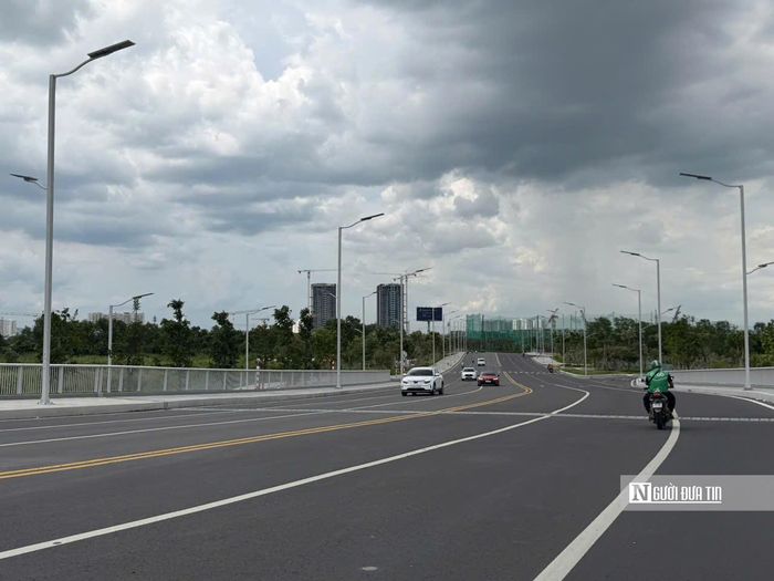 Theo ghi nhận của Người Đưa Tin, dự án trên nằm ở vị trí đắc địa, tiếp giáp đường Mai Chí Thọ; Võ Nguyễn Giáp; Cao tốc Tp.HCM - Long Thành - Dầu Giây và hàng loạt các khu đô thị lớn… Trong ảnh là tuyến đường Liên Phường, xuyên qua dự án rộng 6 làn xe, có đoạn được mở rộng hơn 6 làn.