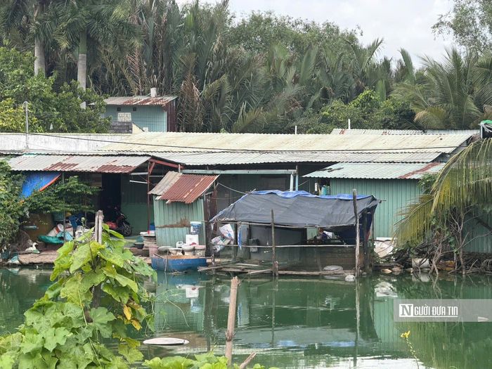 Do vướng quy hoạch, nên hiện nay cảnh quan còn hoang sơ, với nhiều khu đất trống, ao hồ và nhà tạm.