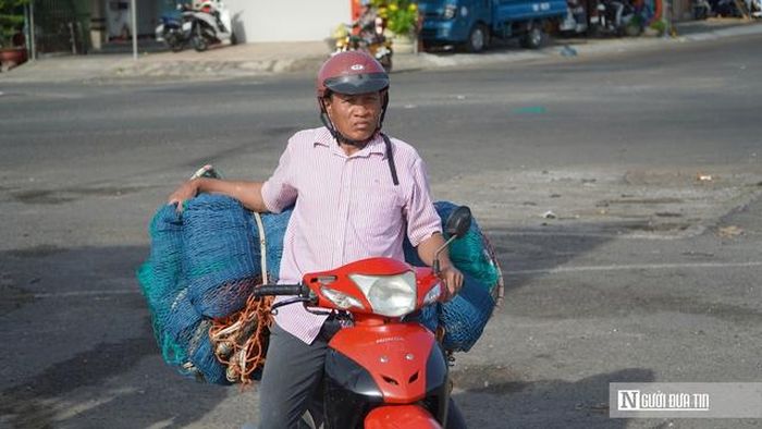 Ngư dân chở ngư lưới cụ ra khu vực neo đậu để đưa lên tàu cá.