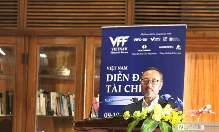 Ông Kevin Bruce Iwanaga chia sẻ tại họp báo Diễn đàn Tài chính Việt Nam 2026.