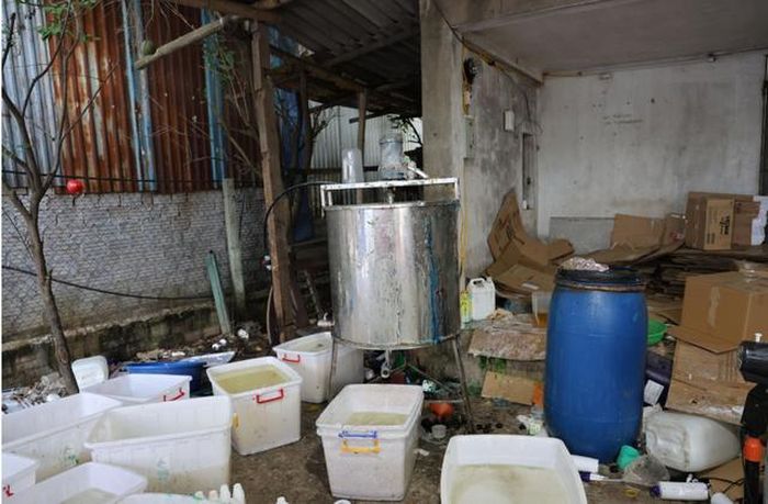 Máy trộn hóa chất và các thùng nhựa chứa hóa chất đã pha trộn để chiết rót vào các chai sữa tắm giả