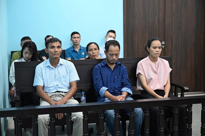 Mẹ và bố của nữ sinh (ngoài cùng bìa phải) tại phiên tòa - Ảnh: THÂN HOÀNG