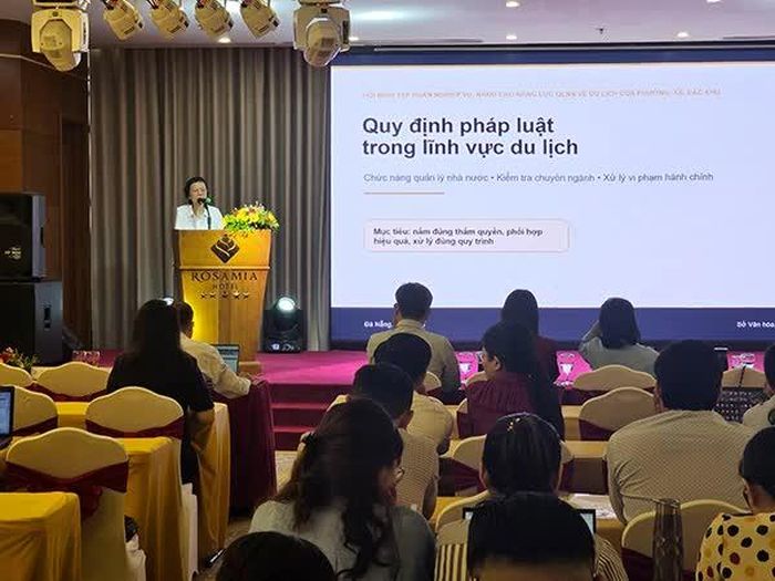 Phổ biến các quy định pháp luật về du lịch cho UBND các xã, phường, đặc khu trên địa bàn Đà Nẵng.