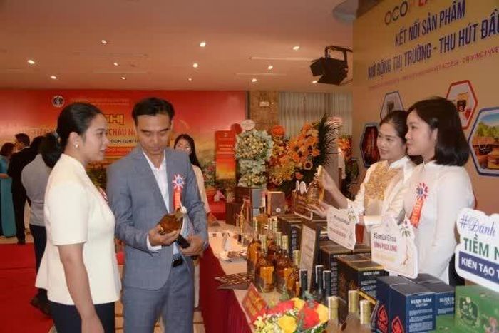 Doanh nghiệp giới thiệu sản phẩm.