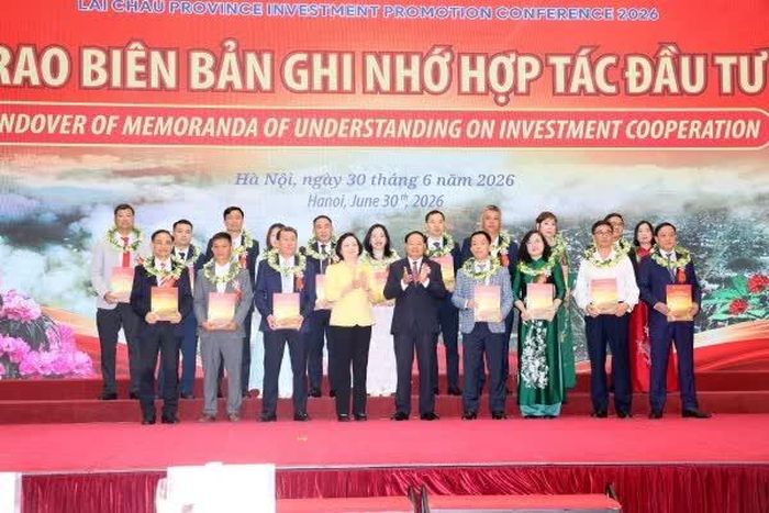 Phó Thủ tướng Phạm Thị Thanh Trà chứng kiến lãnh đạo tỉnh Lai Châu trao 19 biên bản ghi nhớ hợp tác đầu tư (MOU) với tổng vốn cam kết trên 172.000 tỷ đồng.