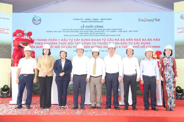 Lãnh đạo UBND TP Đồng Nai và các đại biểu tại lễ khởi công.