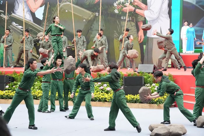 Các nghệ sĩ thực hiện tổng duyệt toàn bộ nội dung biểu diễn.