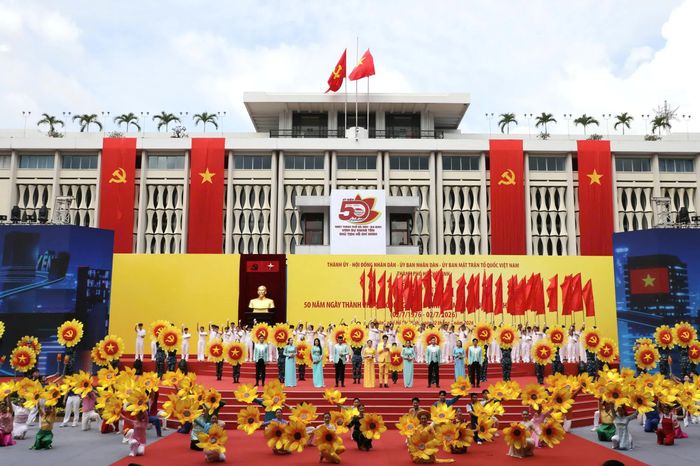 Toàn cảnh sân khấu Lễ kỷ niệm 50 năm Ngày thành phố Sài Gòn - Gia Định chính thức mang tên Chủ tịch Hồ Chí Minh.
