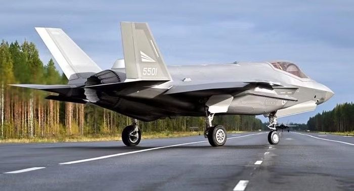 Máy bay F-35A của Không quân Hoàng gia Na Uy hoạt động trên đường cao tốc Phần Lan trong các cuộc tập trận chung. Ảnh: MW.