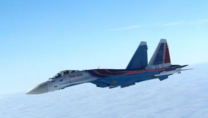 Máy bay Su-35 của Không quân Nga thực hiện nhiệm vụ hộ tống máy bay ném bom trên biển Barents trong cuộc giao chiến với máy bay F-35 của Na Uy. Ảnh: MW.