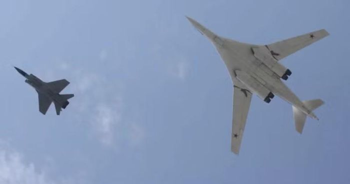 Máy bay tiêm kích MiG-31BM hộ tống máy bay ném bom Tu-160 của Nga. Ảnh: MW.
