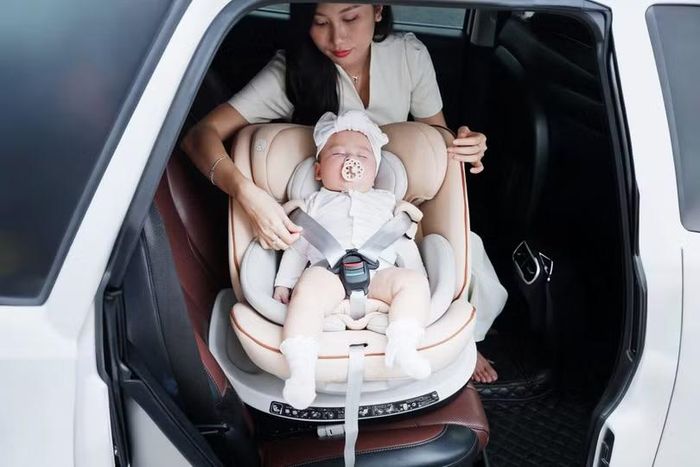 Thiết bị an toàn phù hợp giúp trẻ nhỏ được bảo vệ tốt hơn khi di chuyển bằng ô tô, nhất là trong các tình huống phanh gấp hoặc va chạm. Ảnh: Chilux.