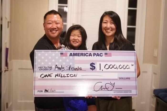 Một gia đình người gốc châu Á trở thành triệu phú. AmericaPAC.