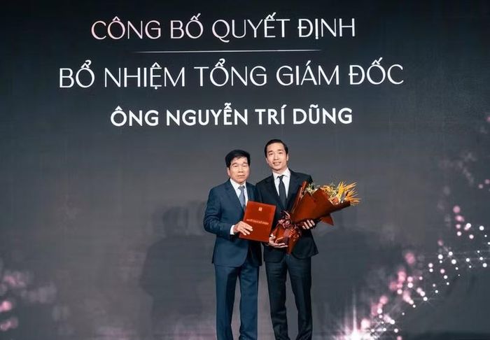 Ông Nguyễn Quốc Hiệp - Chủ tịch GP.Invest trao quyết định bổ nhiệm tổng giám đốc cho ông Nguyễn Trí Dũng.