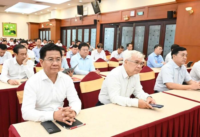 Lãnh đạo các sở, ban, ngành, cơ quan, đơn vị và địa phương dự hội nghị tại điểm cầu TPHCM. Ảnh: VIỆT DŨNG