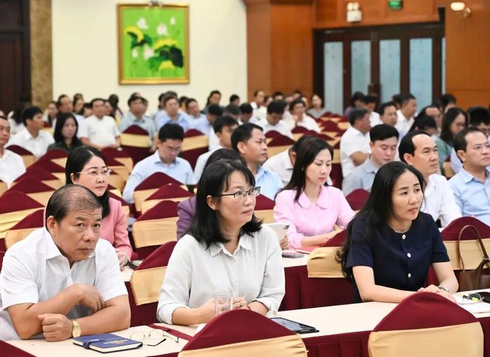 Lãnh đạo các sở, ban, ngành TPHCM dự hội nghị tại điểm cầu TPHCM. Ảnh: VIỆT DŨNG