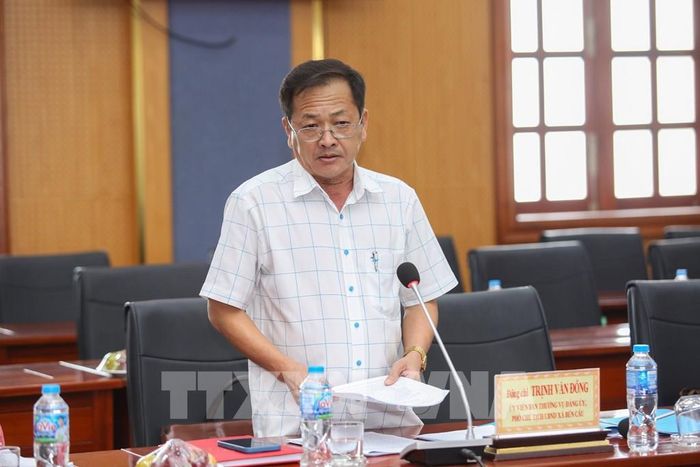 Phó Chủ tịch UBND xã Bến Cầu Trịnh Văn Đồng báo cáo tại buổi giám sát. Ảnh: Giang Phương - TTXVN