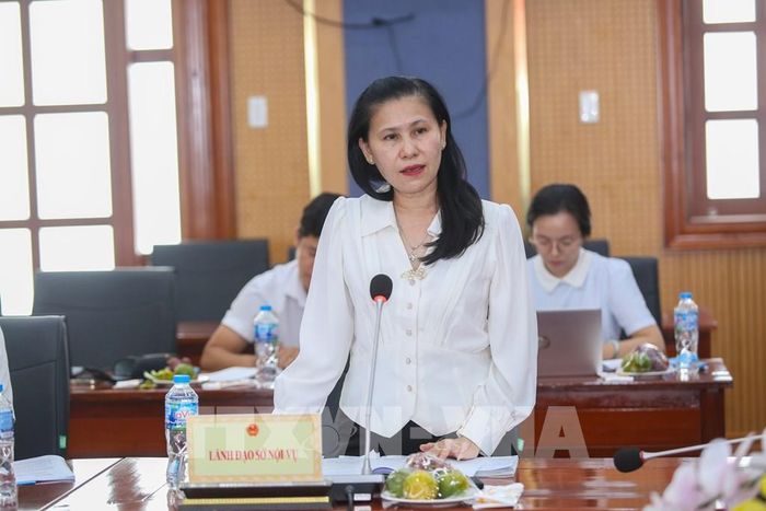 Phó Giám đốc Sở Nội vụ tỉnh Trần Thị Lan, thành viên Đoàn giám sát trao đổi tại buổi làm việc. Ảnh: Giang Phương - TTXVN