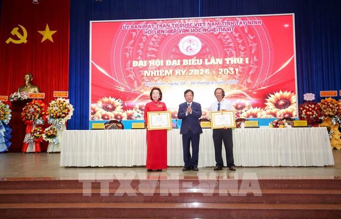 Phó Giáo sư, Tiến sĩ, Nhạc sĩ Đỗ Hồng Quân trao Bằng khen của Ủy ban toàn quốc Liên hiệp các Hội Văn học Nghệ thuật Việt Nam tặng các tập thể, cá nhân có thành tích xuất sắc. Ảnh: Giang Phương - TTXVN