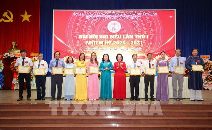 Các tập thể, cá nhân có thành tích xuất sắc trong hoạt động văn học, nghệ thuật nhận Giấy khen của Hội Liên hiệp Văn học Nghệ thuật tỉnh Tây Ninh. Ảnh: Giang Phương – TTXVN