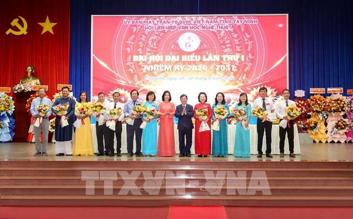 Ban Chấp hành Hội Liên hiệp Văn học Nghệ thuật tỉnh Tây Ninh khóa I, nhiệm kỳ 2026–2031 ra mắt Đại hội. Ảnh: Giang Phương - TTXVN
