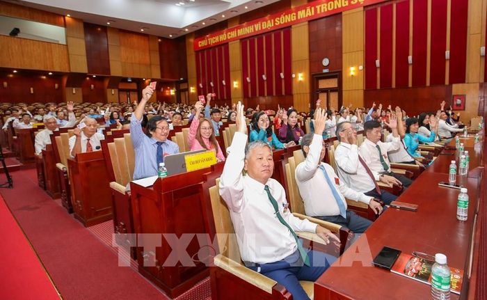 Các đại biểu biểu quyết thông qua Nghị quyết Đại hội. Ảnh: Giang Phương - TTXVN