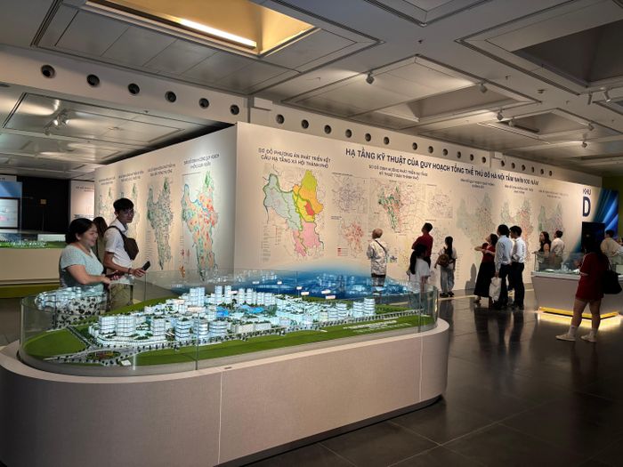 Người dân tham quan triển lãm. Ảnh: An Ngọc/Bnews/vnanet.vn