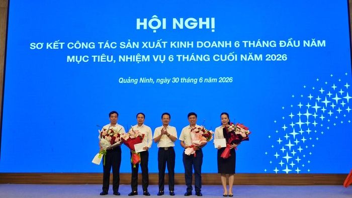 Lãnh đạo EVNNPC trao thưởng các đơn vị và các ban thuộc Tổng công ty đã có thành tích thực hiện tốt các chỉ tiêu kế hoạch Quý II năm 2026 . Ảnh: EVNNPC