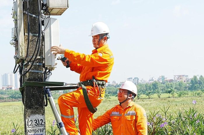Công nhân EVNNPC kiểm tra, xử lý thiết bị trên lưới điện, góp phần bảo đảm cung ứng điện an toàn, ổn định cho khu vực miền Bắc.